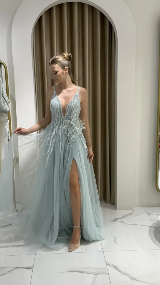 Açık Mavi Dantel ve Tül Detaylı Yırtmaçlı Abiye