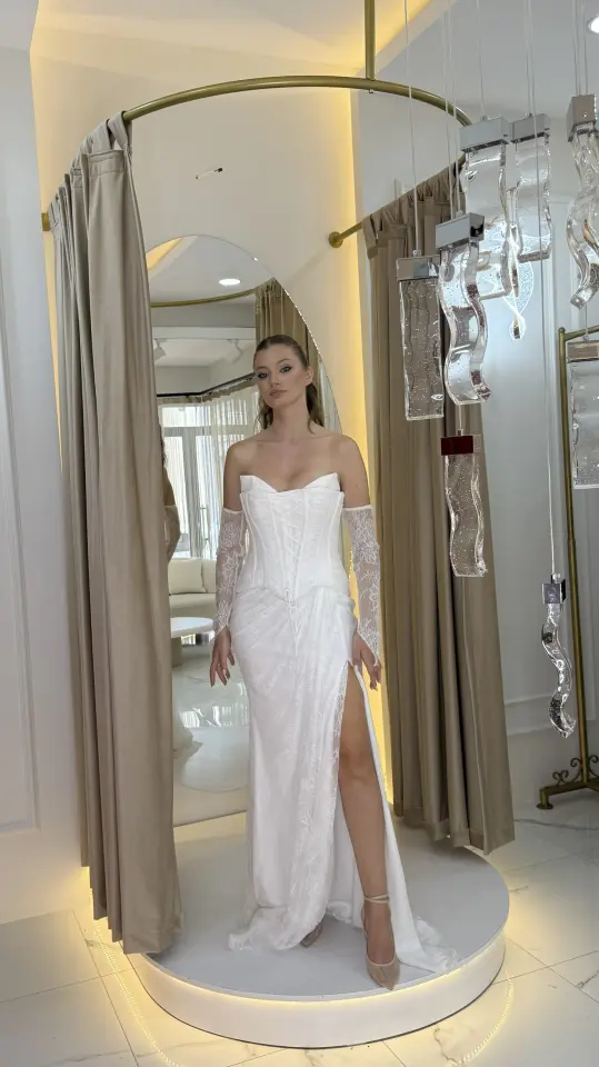 Beyaz Dantel Kollu Korsaj Detaylı Yırtmaçlı Abiye