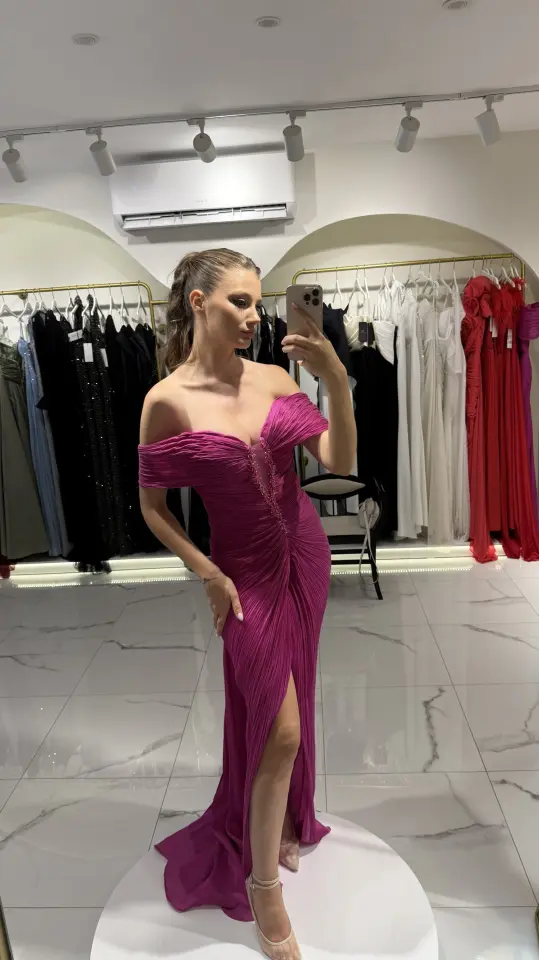 Göğüs & Omuz Detaylı Sırtı Birimli Yırtmaçlı Abiye