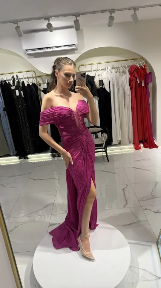 Göğüs & Omuz Detaylı Sırtı Birimli Yırtmaçlı Abiye