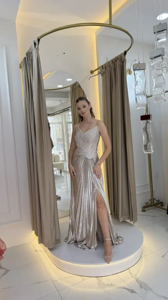 Gümüş İnce Askılı Desenli Yırtmaçlı Abiye