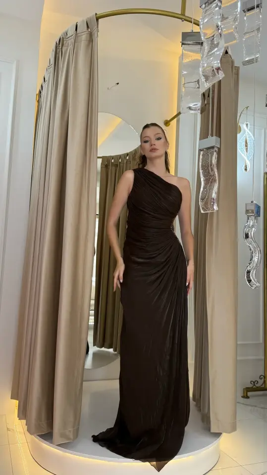 Kahverengi Tek Omuz Drapeli Taş Detaylı Yırtmaçlı Abiye