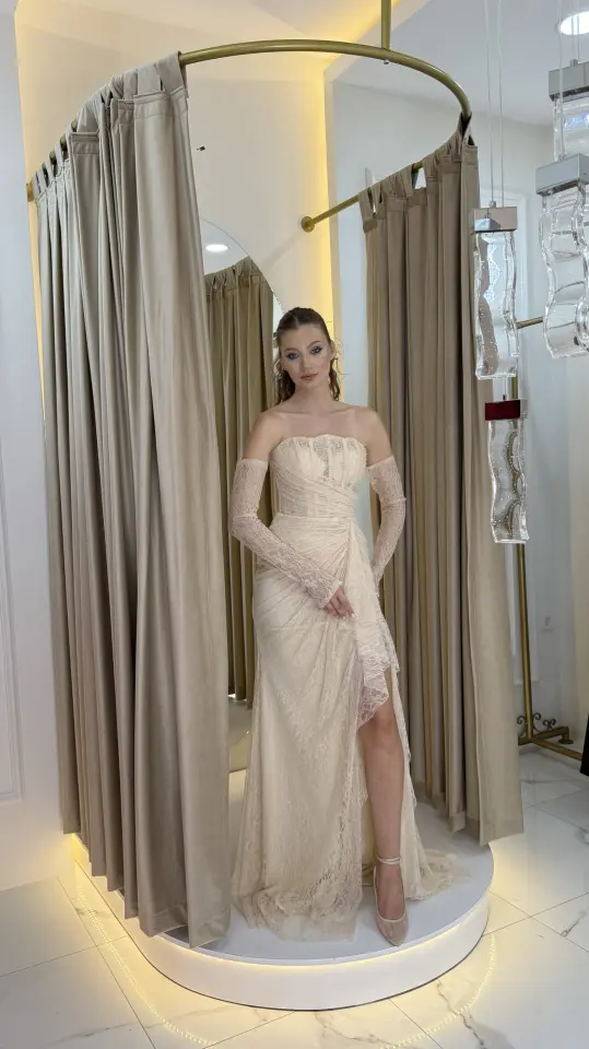 Krem Straplez Dantel Kollu Drapeli Yırtmaçlı Abiye