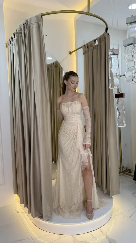 Krem Straplez Dantel Kollu Drapeli Yırtmaçlı Abiye