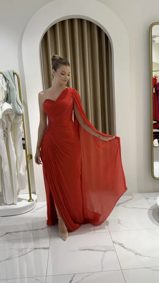 Kırmızı Tek Omuz Drapeli Şal Detaylı Abiye