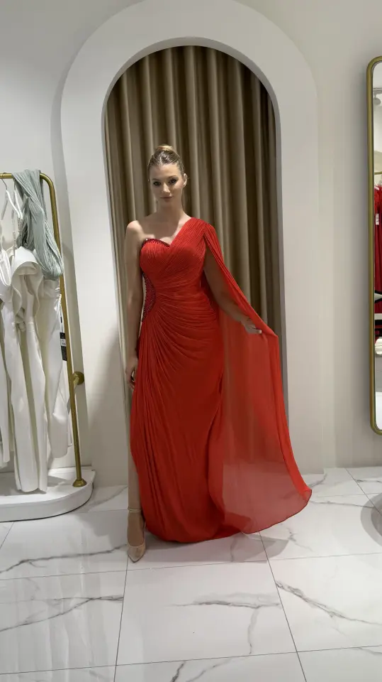 Kırmızı Tek Omuz Drapeli Şal Detaylı Abiye