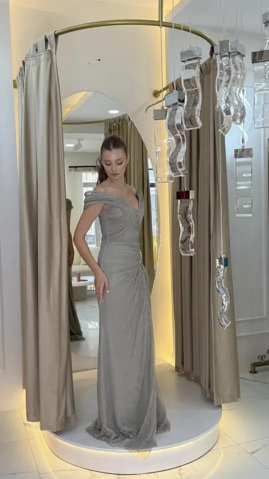 Omuzları Balenli Drapeli Yırtmaçlı Fransız Dantel Abiye