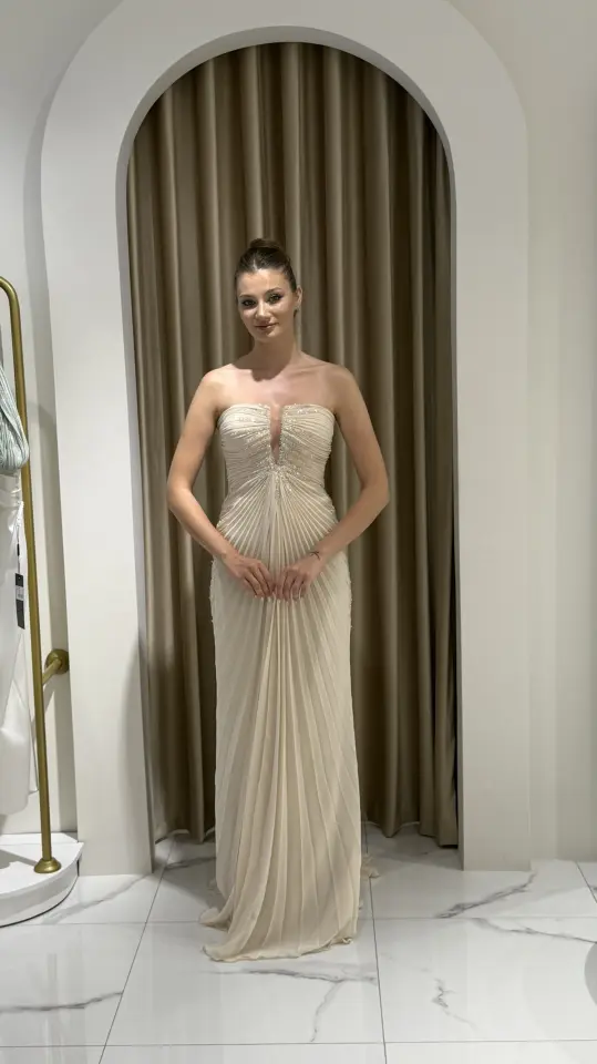 Taş İşlemeli Yan ve Göğüs Drape Detaylı Balık Model Kuyruklu Abiye